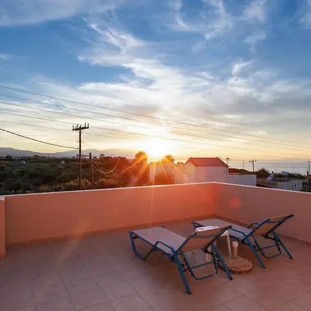 7 Bedroom With Pool, 700m From The Beach!