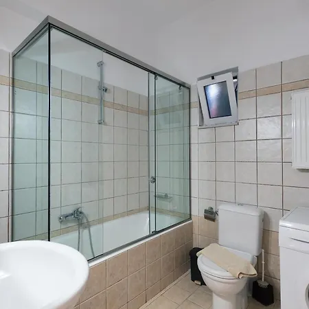 7 Bedroom With Pool, 700m From The Beach! Prínos