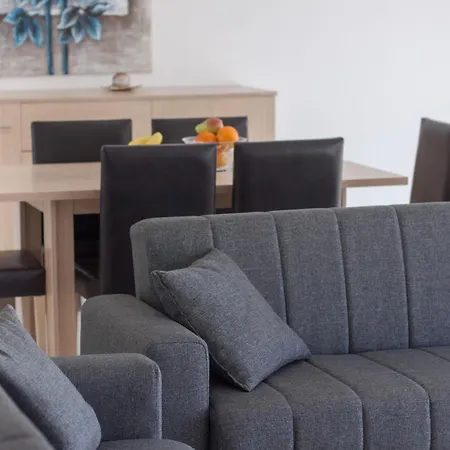 בית נופש 7 Bedroom With Pool, 700m From The Beach!