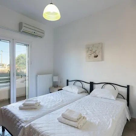 7 Bedroom With Pool, 700m From The Beach!