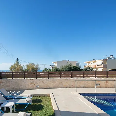 7 Bedroom With Pool, 700m From The Beach! בית נופש