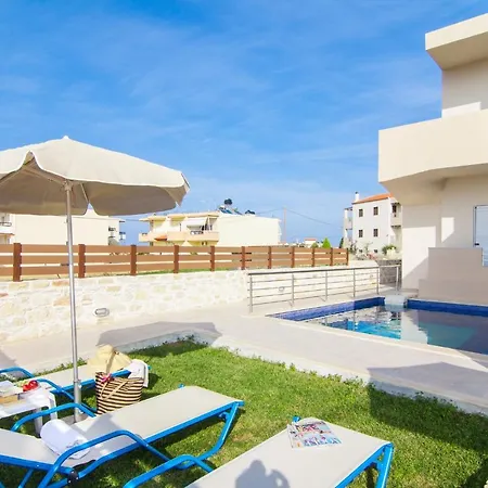 7 Bedroom With Pool, 700m From The Beach! בית נופש
