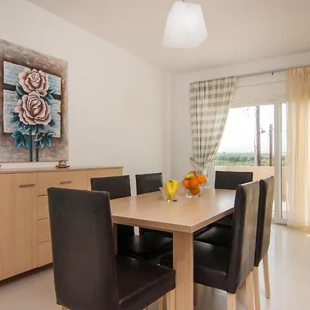 7 Bedroom With Pool, 700m From The Beach! בית נופש